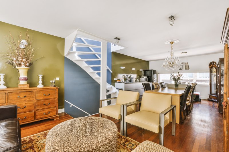 primer piso en la sala dentro de una casa de 2 pisos